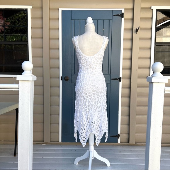 White House Black Market Asymmetrical White Lace Dress
Women’s Size 6 - Picture 4 of 8